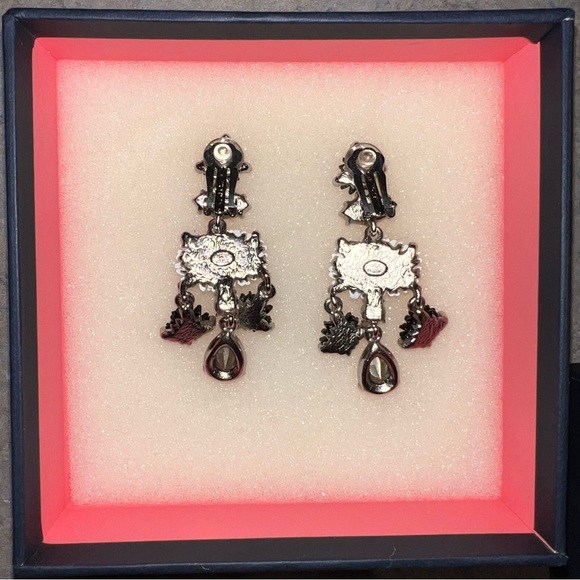 Oscar de la Renta
Black Dahlia Earrings - Picture 6 of 7